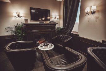 Уютный лаунж в центре Москвы в мужском клубе у метро Арбатская. Красивая музыка, ароматный кофе, встречи с друзьями и единомышленниками. Топ барбершопов Москва в центре